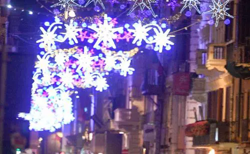 Niente luminarie natalizie al Vomero, vanno smontate perché c’è da potare gli alberi