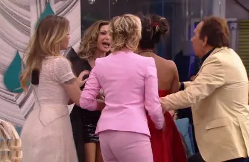 "Idiota", "Iena". Rissa sfiorata tra Lulù e Maria Monsé