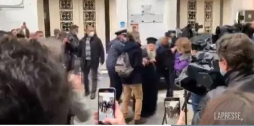 "Sei un eretico...". L'urlo contro il Papa in Grecia