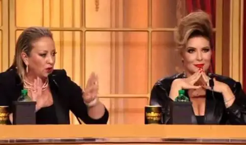 "Non criticare", "Soprammobile". Finisce in rissa tra Carolyn Smith e la Lucarelli