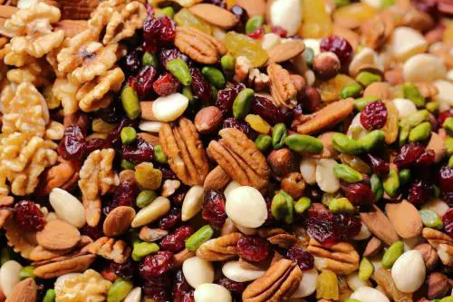 Frutta secca: i benefici a 60 anni