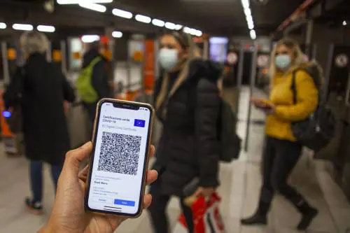 A chi rifiuta i vaccini vietata la vita sociale. E niente trasporti
