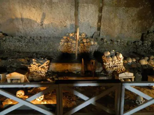 Napoli, i misteri del cimitero delle Fontanelle