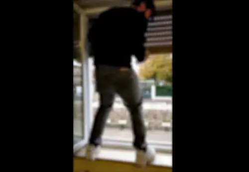 Atti vandalici in una scuola napoletana, la denuncia sui social