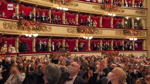 In sala giudizi divisi in due. Domingo: "Bel movimento". Ma molti bocciano la regia