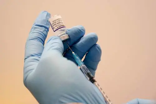 Via libera al vaccino per i bimbi: "Per i fragili terza dose dopo 28 giorni"