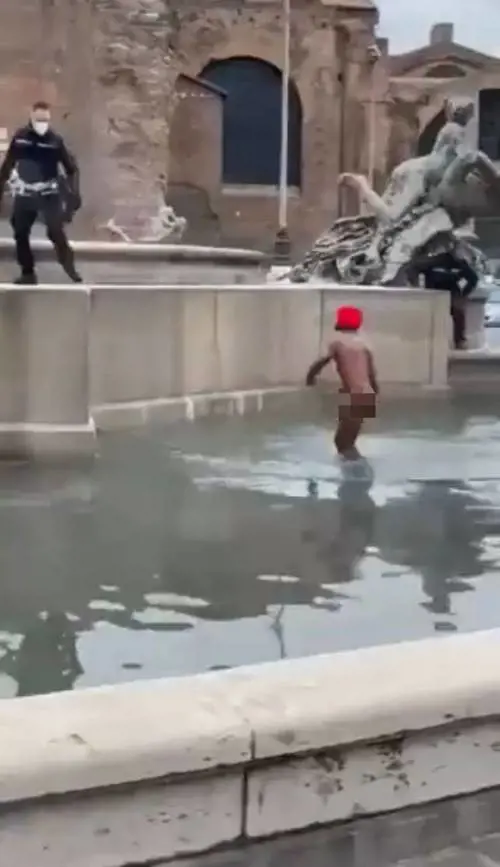 Choc a Roma: straniero nudo minaccia i passanti. Poi si tuffa nella fontana