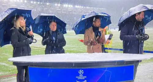 "Devo andare...". Evra spiazza tutti in diretta tv