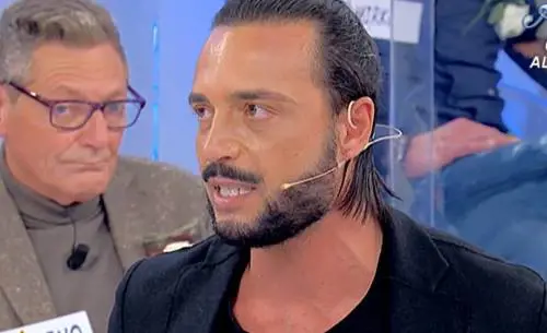 Uomini e donne, Marika torna da Armando e scoppia la rissa: "Sei un pezzo di carne"