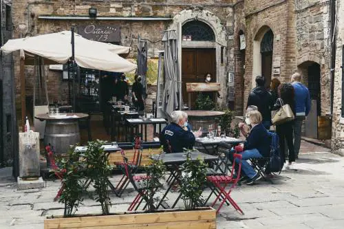 Baristi e ristoratori tassati per i tavolini extra