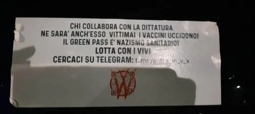 Volantini no vax fuori dall'ospedale, il medico: "Avete il mio disprezzo"