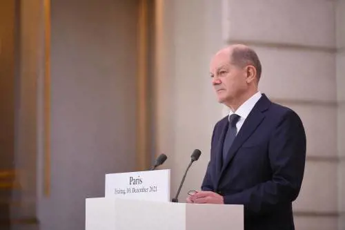 Scholz da Macron: l'Ucraina non si tocca