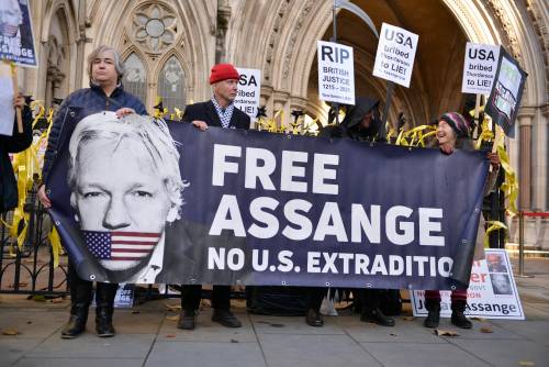 Londra castiga Assange "Può essere estradato e processato negli Usa"
