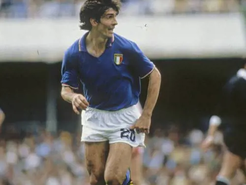 "Gli intitolassero lo stadio del Vicenza". Laziali e romanisti contro Paolo Rossi