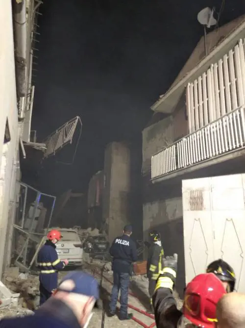 Agrigento, crolla palazzina: quattro morti e due donne estratte vive dalle macerie. Ci sono 7 dispersi