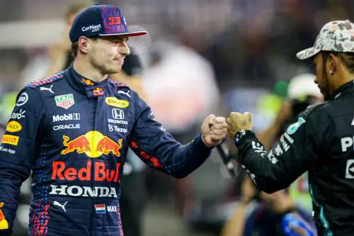 Il "pugno" di Max a Lewis per un Mondiale all'ultimo giro