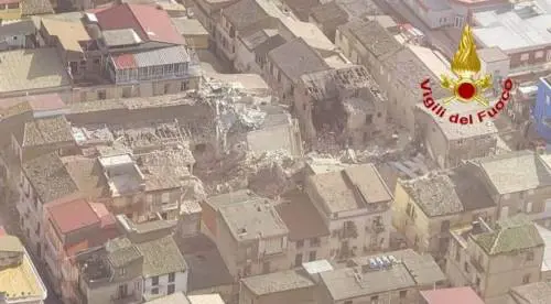 Il crollo delle palazzine a Ravanusa visto dall'alto