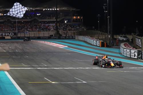 Verstappen beffa Hamilton: è per la prima volta campione del mondo di Formula Uno
