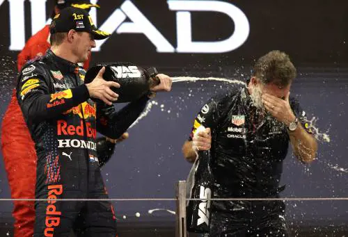 Tripudio di gioia per Verstappen