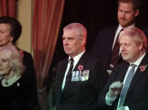 Caso Epstein, Andrea "taglia fuori" la Regina