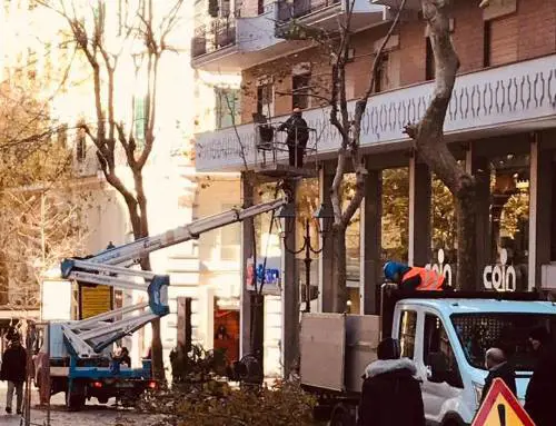 Vomero, smontate le luminarie natalizie della discordia: la protesta dei commercianti
