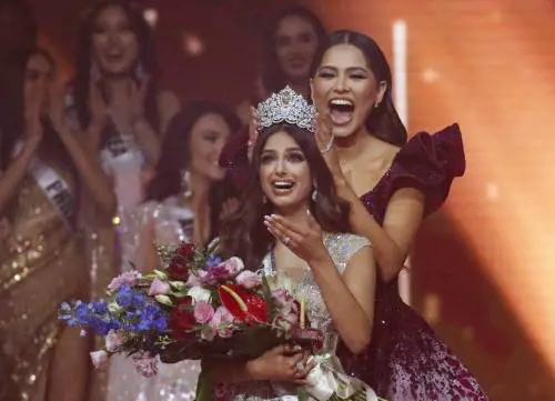 Tra polemiche e boicottaggi eletta Miss Universo. È l'indiana Harnaaz Sandhu