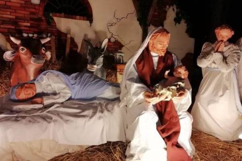 Il presepe alternativo di Cesenatico: San Giuseppe culla Gesù mentre Maria riposa