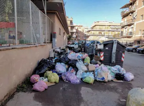 Rifiuti, l'autista Ama sarà solo. Svanito l'obiettivo di pulire Roma entro Natale