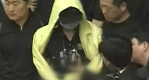 "Ho mangiato le mie vittime". La storia del serial killer con l'impermeabile giallo