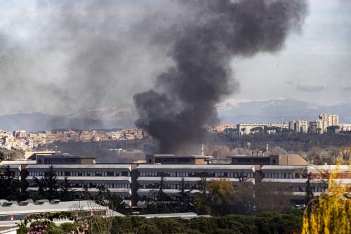 Fiamme nella caserma dei carabinieri, un militare ferito