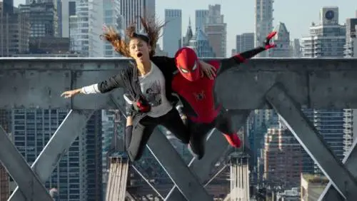 Il volo di "Spider-Man" rilancia il botteghino, bene "House of Gucci"