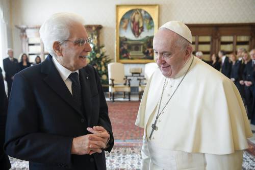 Il lungo addio di Mattarella passa dal Vaticano. Il giallo del comunicato senza "visita di congedo"