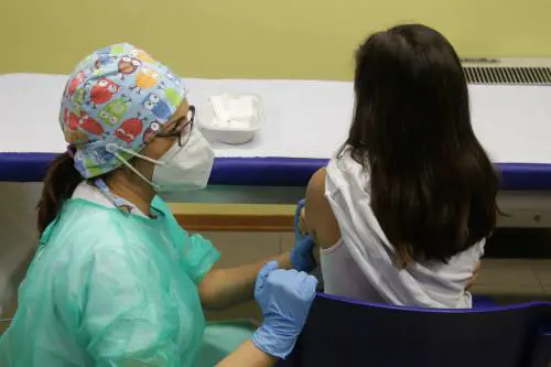 Positivi con la terza dose già fissata: cosa fare?