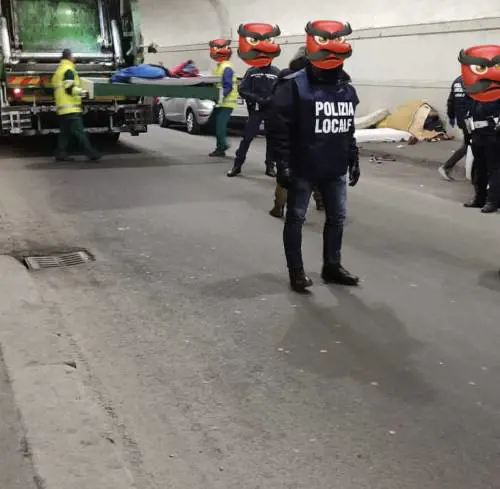 La sinistra "buona" di Milano butta coperte e materassi dei senzatetto