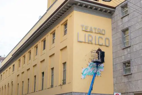 Sotto l'albero i milanesi ritrovano il Teatro Lirico