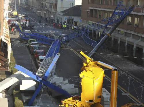La gru crolla sui palazzi. Muoiono tre operai: "Così sono precipitati"