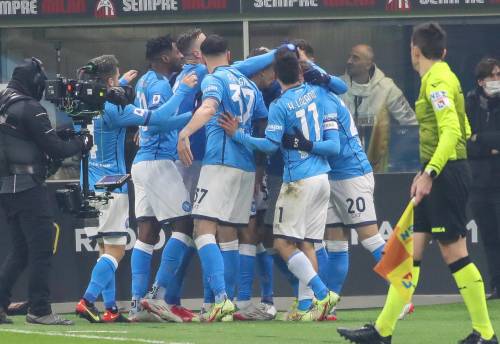 Il Milan cade contro il Napoli e fa un regalo all'Inter. Beffa per i rossoneri al 90'