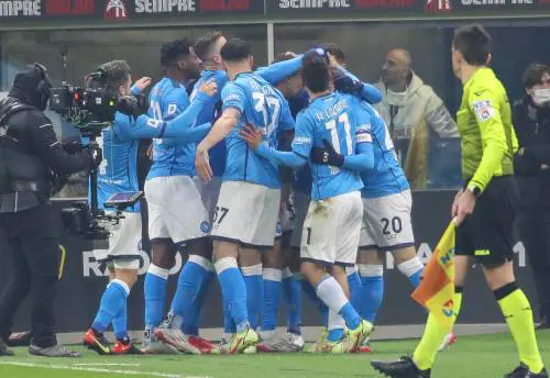 Il Milan cade contro il Napoli e fa un regalo all'Inter. Beffa per i rossoneri al 90'