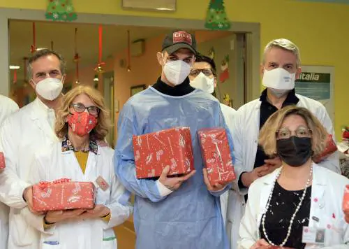 Più letti e vaccinazioni per arginare Omicron. E si spera nel "bianco"