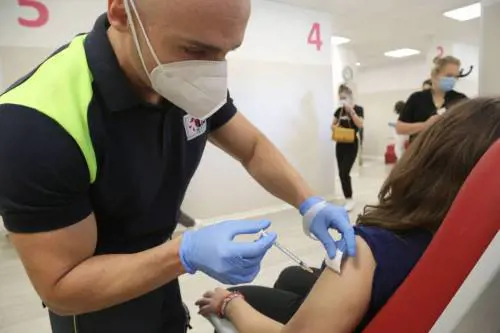 Serve un tampone prima della terza dose? Cosa succede a chi si vaccina da positivo