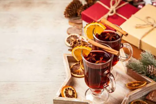 Vin brulé, proprietà benefiche e ricetta della deliziosa bevanda