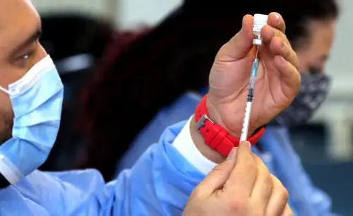 "In autunno quarta dose per tutti in abbinamento all'anti-influenzale"