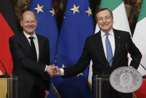 Super green pass per la vita sociale. Draghi punta tutto sulle terze dosi. E aspetta altri dati