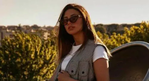 Il set fotografico sul tetto: modella precipita e muore