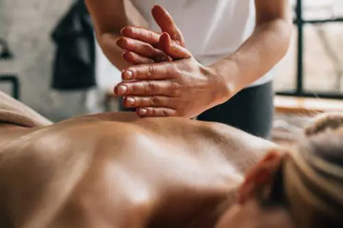 Massaggiatore violenta 21enne durante un trattamento