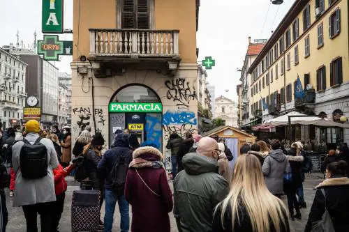 Tamponi, i nodi da sciogliere. Farmacie e medici in campo