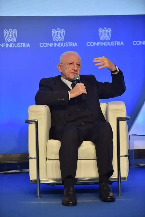 Approvata la manovra in consiglio regionale, arriva la stangata di De Luca