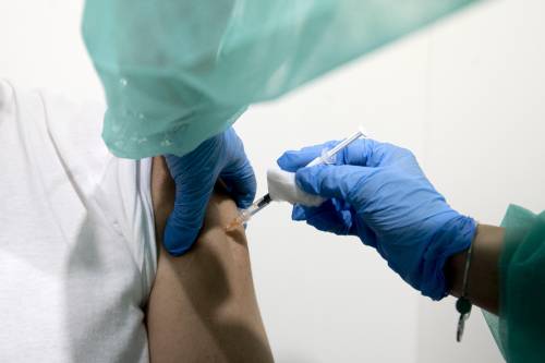 Laccio emostatico per bloccare il vaccino: ora il no vax rischia l'invalidità