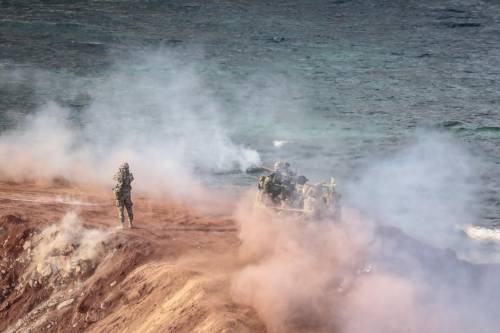 I militari frenano: "Attenzione ad attaccare l'Iran"