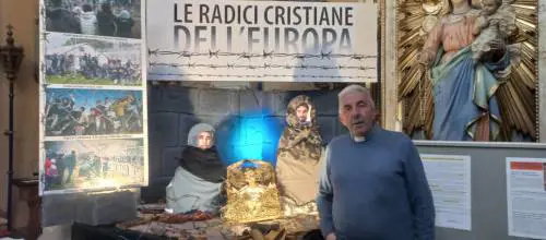 I profughi e il filo spinato: il presepe di denuncia di Pisa